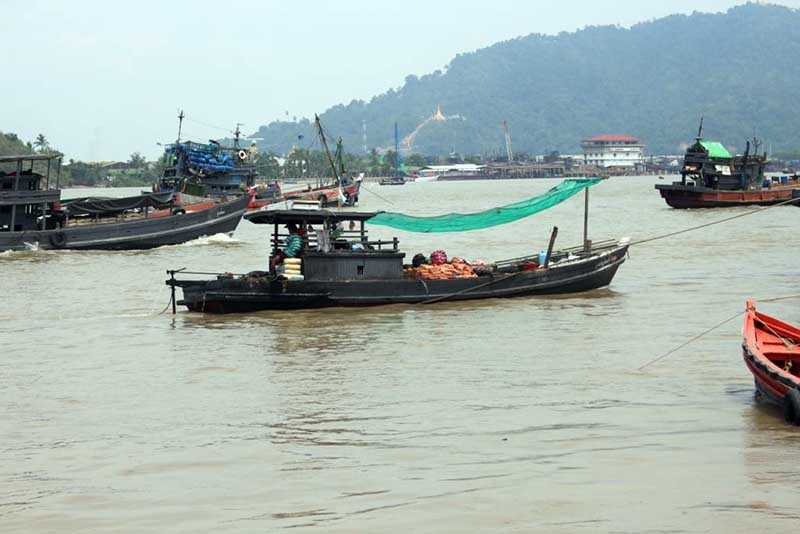 ၿမိတ္တြင္ ေလွသားတဦး ေက်ာက္ႀကိဳးႏွင့္ၿငိ၍ ေရထဲျပဳတ္က်ေပ်ာက္ဆံုး