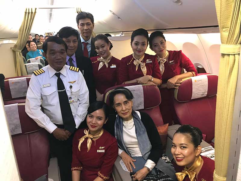 ေဒၚေအာင္ဆန္ဆန္းစုၾကည္ ဖိလစ္ပိုင္အျပန္ ေလယာဥ္၀န္ထမ္းမ်ားႏွင့္အမွတ္တရ (ဓာတ္ပုံ)