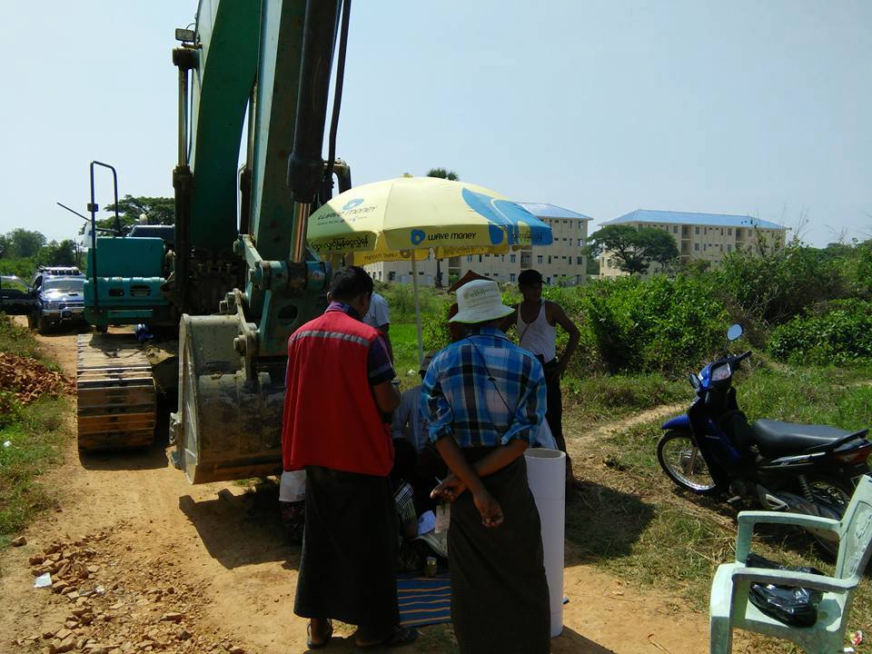 ေရႊျပည္သာတြင္ ရဲ၀န္ထမ္းေရကန္တူးသည့္ကိစၥ ေျမပိုင္ရွင္ေတာင္သူမ်ား တားျမစ္