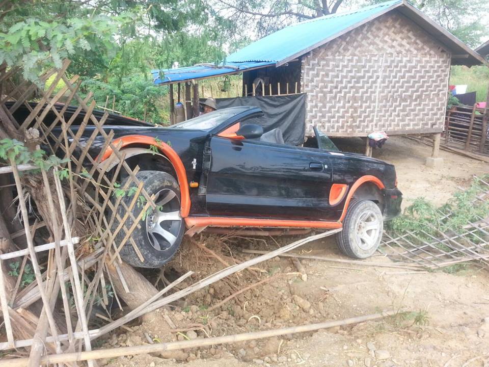 ၀မ္းတြင္းၿမဳိ႕နယ္တြင္ ၿပိဳင္ကားတစ္စီးအရွိန္လြန္ၿပီး သစ္ပင္ေပၚတက္သြား