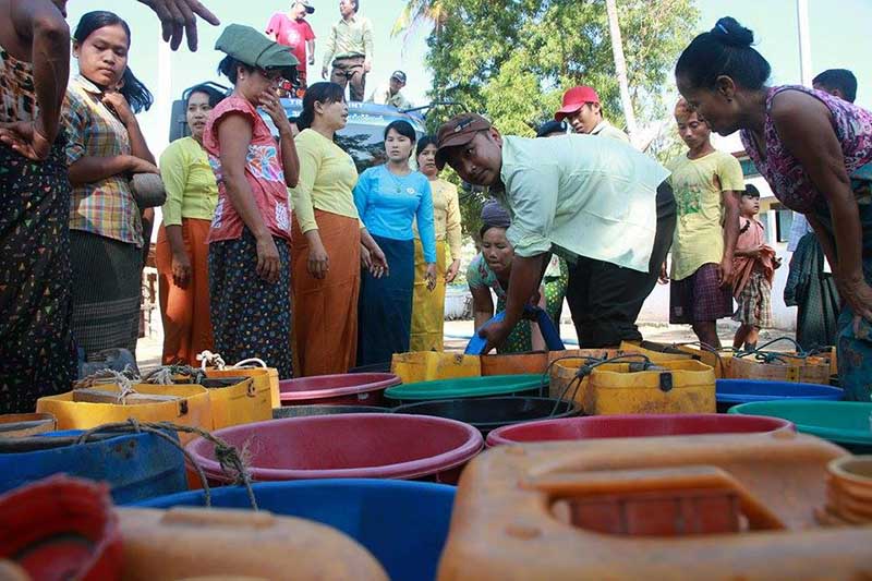 ေႏြရာသီေသာက္သံုးေရရွားပါးမႈဒဏ္ခံေနရသည့္ ဘီလူးကြၽန္းေဒသကျပည္သူမ်ား (ဓာတ္ပံု)