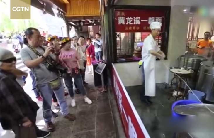 ကခုန္လႈပ္ရွားၿပီး ေခါက္ဆြဲဖတ္ျပဳလုပ္သ႐ုပ္ျပသည့္ အမ်ိဳးသား႐ုပ္သံ ေရပန္းစား