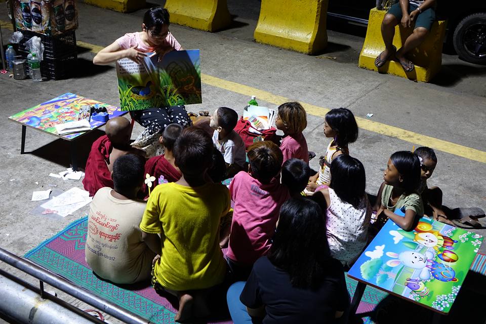 ကမ္းနားလမ္းတြင္ ေလလြင့္ႏွင့္ ေက်ာင္းမေနႏိုင္သည့္ ကေလးမ်ားကို စာသင္ေပး (ဓာတ္ပုံ)