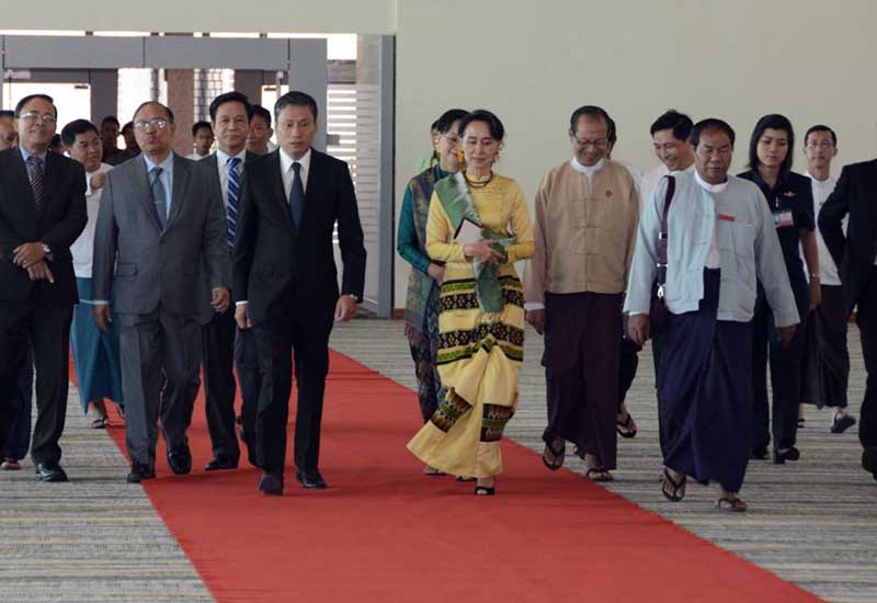 ႏိုင္ငံေတာ္၏အတိုင္ပင္ခံပုဂၢိဳလ္ ေဒၚေအာင္ဆန္းစုၾကည္ တ႐ုတ္ႏုိင္ငံသုိ႔ ထြက္ခြာ