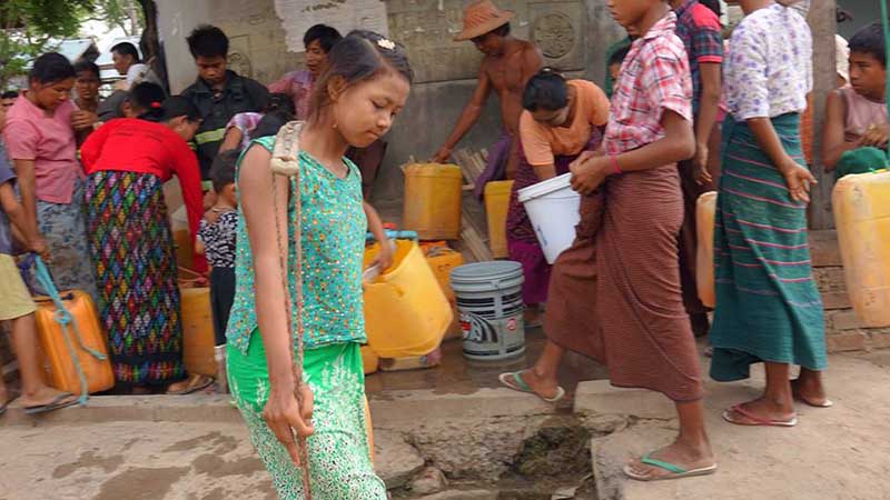 ေရအခက္အခဲျဖစ္ေနသည့္ ေတာင္ၾကားေက်းရြာကို စစ္ကိုင္းတိုင္းမီးသတ္မွ ေရလႉဒါန္း