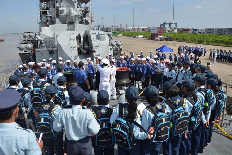ေရေၾကာင္းႏွင့္ေလေၾကာင္းလူငယ္မ်ား အိႏိၵယ စစ္ေရယာဥ္ကုိ သြားေရာက္ေလ့လာ
