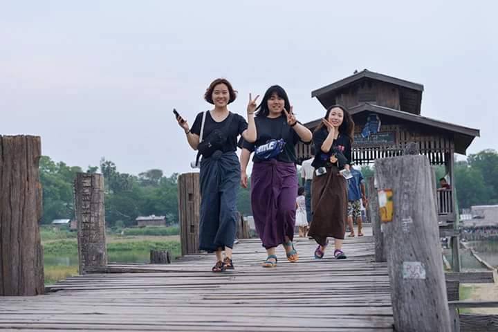 ေဖ့စ္ဘြတ္ခ္ေပၚ နာမည္ႀကီးေနသည့္ ဦးပိန္တံတားေပၚမွ ျမန္မာပုဆိုးဝတ္ ကိုရီးယားမေလးမ်ား (ဓာတ္ပံု)