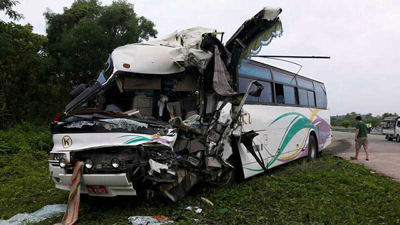 အျမန္လမ္းမႀကီးေပၚတြင္ ခရီးသည္တင္ EXPRESS ယာဥ္ႏွစ္စီး တိုက္မိ