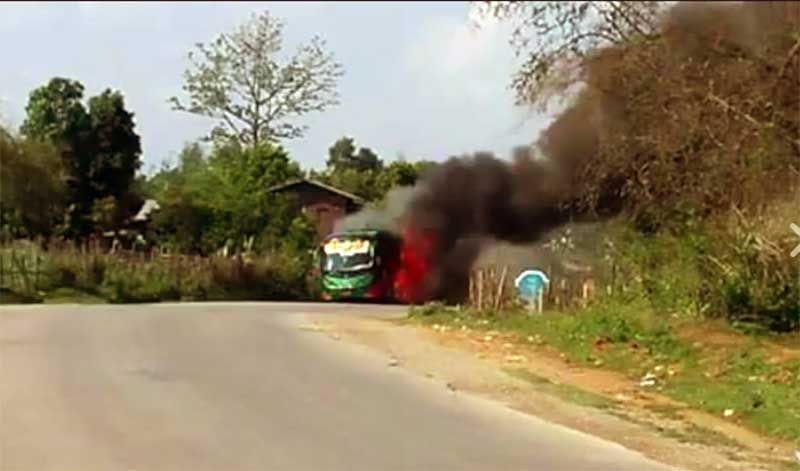 ျပည္ေထာင္စုလမ္းမႀကီးေပၚ ခရီးသည္တင္ယာဥ္တစီးကုိ လက္နက္ကုိင္အဖြဲ႔က မီး႐ႈိ႕