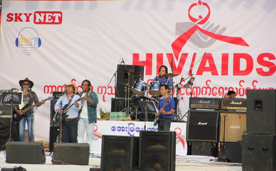 အိပ္ခ်္အိုင္ဗီြ/ေအအိုင္ဒီအက္စ္ ရန္ပုံေငြ ဂီတေဖ်ာ္ေျဖပြဲ က်င္းပ (သတင္းဓာတ္ပုံ)