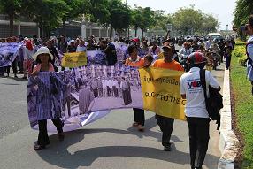 ဖနြမ္း​ပင္ျမို့​လယ္ ​ေနအိမ္​ေတြက မတရား​ေ႐ြွႊ့​ေျပာင္း​ခံရတဲ့​ မိသား​စုမ်ား​ သံုး​နွစ္ျပည့္​ ဆနၵျပ