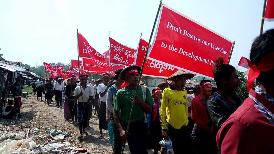 တ႐ုတ္ေရနံတင္သေဘၤာမ်ားကို  ေက်ာက္ျဖဴ ေရလုပ္သားမ်ားဆႏၵျပ
