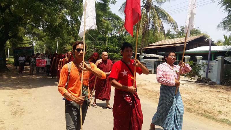 တည္ပင္ခံေက်းရြာ ဘုန္းႀကီးေက်ာင္းအျငင္းပြားမႈ မံုရြာၿမိဳ႕တြင္ ဆႏၵျပ