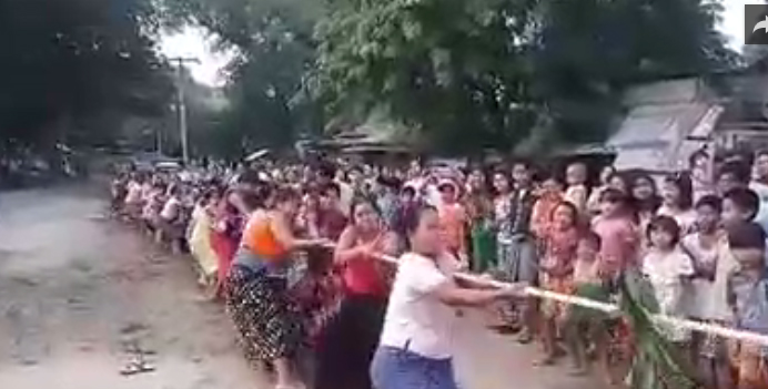 ေခ်ာက္ၿမိဳ႕နယ္က အမ်ဳိးသမီးႏွင့္အမ်ဳိးသား လြန္ဆြဲပဲ ဘယ္သူႏုိင္မလဲ (႐ုပ္သံ)