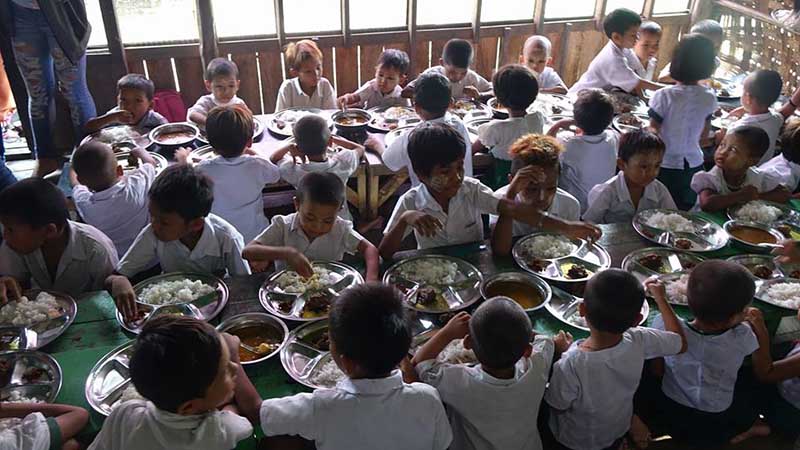 သ႐ုပ္ေဆာင္ေအးဝတ္ရည္ေသာင္းေမြးေန႔အထိမ္းအမွတ္ ကေလးငယ္မ်ားကိုလႉဒါန္း (ဓာတ္ပံု)