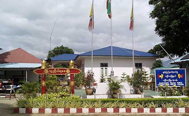 က်ိဳင္​းတုံတြင္​ သံဃာေတာ္တပါးအား ​ေဆး​ေၾကာင္​​ေနသူက တူမီးေသနတ္ျဖင္​့ ပစ္​ခတ္​