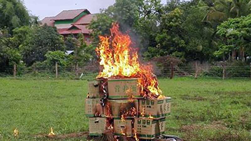တ႐ုတ္ႏိုင္ငံမွ တင္သြင္းလာသည့္ ၾကက္ဥမ်ား မီး႐ိႈ႕ဖ်က္ဆီး