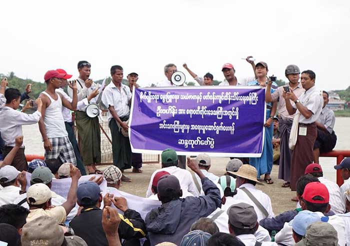 ဧရာဝတီတိုင္း စိုက္ေမြးဝန္ႀကီး ႏုတ္ထြက္ေပးရန္ ပုသိမ္ၿမိဳ႕တြင္ ဆႏၵျပ