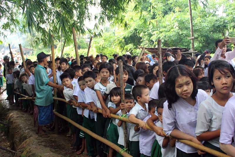 ၿမိတ္တြင္ ေစတနာရွင္လူငယ္မ်ား ေက်ာင္းသုံးပစၥည္းမ်ား အခမဲ့လႉဒါန္း (ဓာတ္ပုံ)
