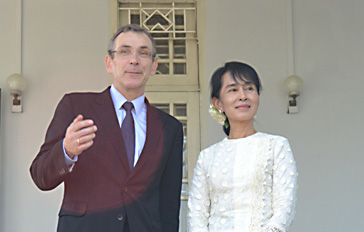 ဥ​ေရာပ ​ေကာ္မ႐ွင္အဖြဲ့​ ​ေဒၚ​ေအာင္ဆန္း​စုၾကည္နွင့္​ ​ေတြ့​ဆံု