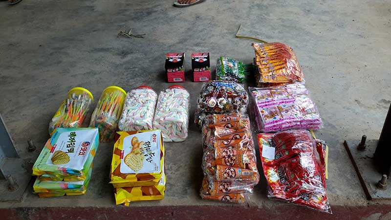 ​ေရပူဂိတ္​တြင္​ သစ္​ကား၂ စီးႏွင့္ စားသံုးရန္​မသင့္သည့္ အစားအ​ေသာက္​မ်ား ဖမ္​းမိ