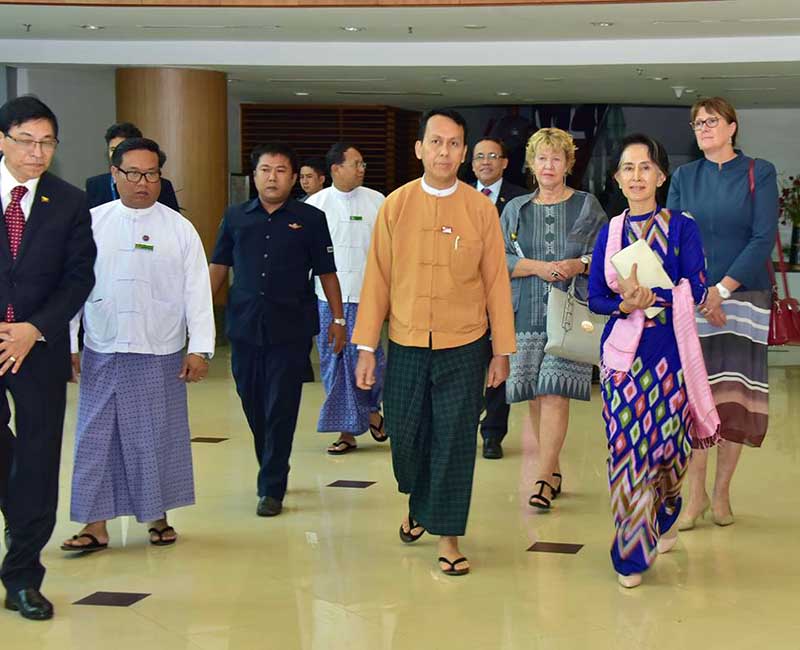 ေဒၚေအာင္ဆန္းစုၾကည္ ရန္ကုန္ကို ျပန္လည္ေရာက္ရွိ၊ နာယကဦးတင္ဦးကို သြားေရာက္ေတြ႔ဆံု