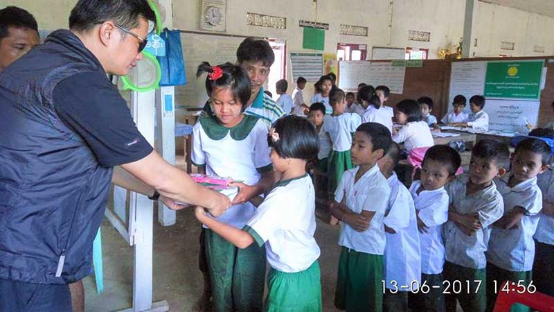 ဆင္းရဲခ်ိဳ႕တဲ့သည့္ ေက်ာင္းသား/သူမ်ားကို စာေရးကိရိယာမ်ား လႉဒါန္း
