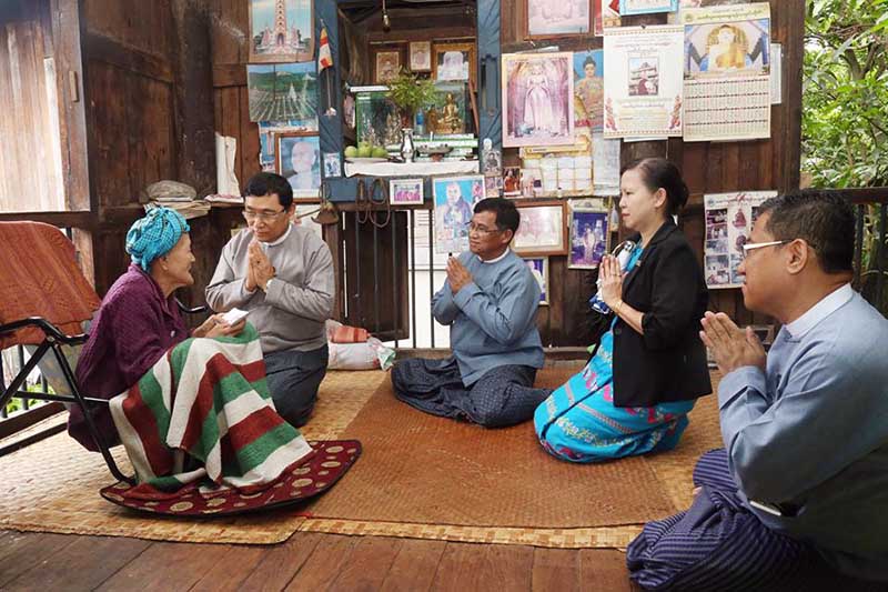 ေကာ့ေသာင္းရွိ အသက္ ၉၀ အထက္ ဘိုးဘြားမ်ားအား  လူမႈေရးပင္စင္ေပးအပ္