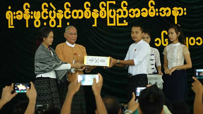 ပုသိမ္နည္းပညာတကၠသိုလ္ ေက်ာင္းသားသမဂၢကို ၀န္ႀကီးခ်ဳပ္လာေရာက္အားေပး (ဓာတ္ပံု)