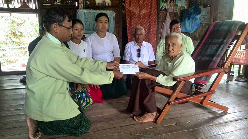 အင္းေတာ္တြင္ အသက္ ၉၀ ႏွစ္ႏွင့္အထက္ ဘုိးဘြားမ်ားအား ေထာက္ပ႔ံေငြေပးအပ္