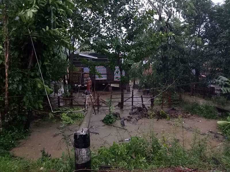 ေက်ာက္တံခါးၿမိဳ႕နယ္တြင္ ေလျပင္းတိုက္ခတ္မႈေၾကာင့္ ေနအိမ္အခ်ဳိ႕ ပ်က္စီး