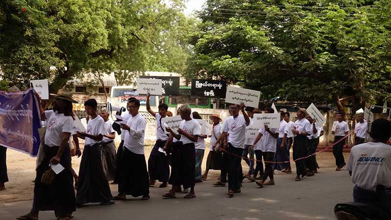 ၆၆ ဃ ဖ်က္သိမ္းေရး မုံရြာတြင္ သတင္းသမားမ်ား ဆႏၵျပ