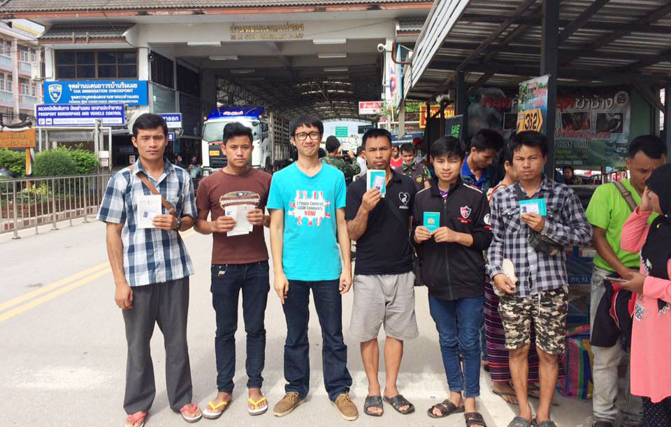 ၆ လၾကာသည့္တုိင္ အလုပ္သမားကတ္မရ၍ ပြဲစားႏွင့္ကုမၸဏီမ်ားကို အေရးယူေပးရန္ တိုင္ၾကား