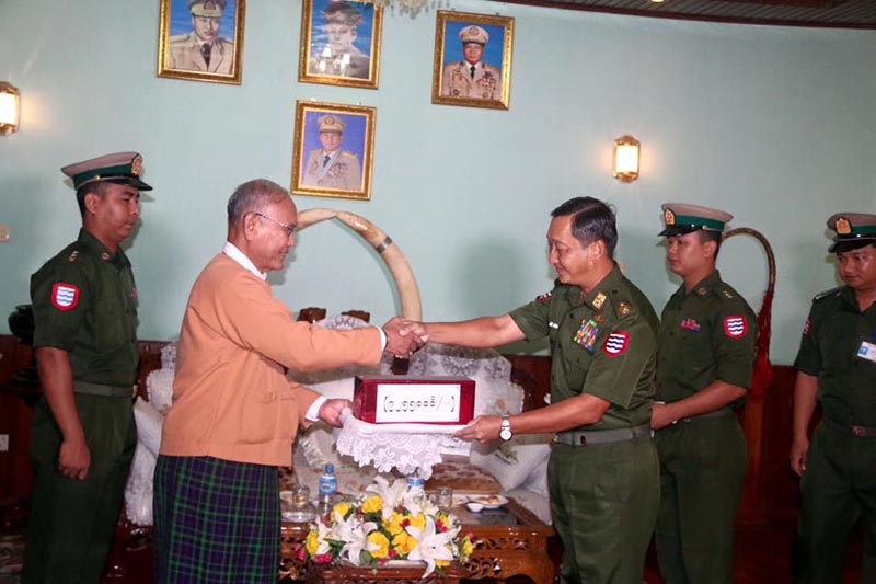 ပ်က္က်ေလယာဥ္မွ ေသဆုံးသြားသူမ်ား၏ က်န္ရစ္မိသားစု၀င္မ်ားကုိ ေထာက္ပံ့ေငြလႉဒါန္း