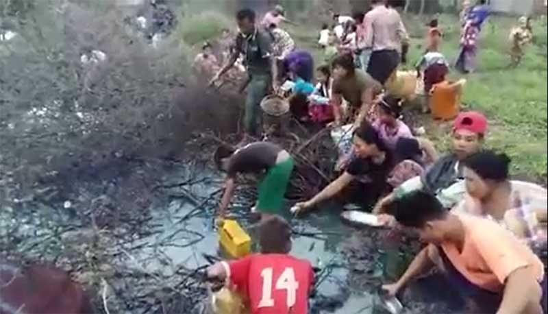 တိမ္းေမွာက္ ဆီသယ္ယာဥ္မွ ဒီဇယ္ဆီမ်ားကုိ ရပ္ကြက္ေနျပည္သူမ်ား ခပ္ယူ (႐ုပ္သံ)