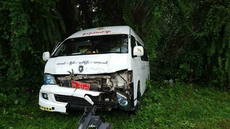 ေကာ့ေသာင္းတြင္ ခရီးသည္တင္မီနီဘတ္စ္နွင့္ဆုိင္ကယ္တုိက္၊ ၂ ဦး ဒဏ္ရာရ