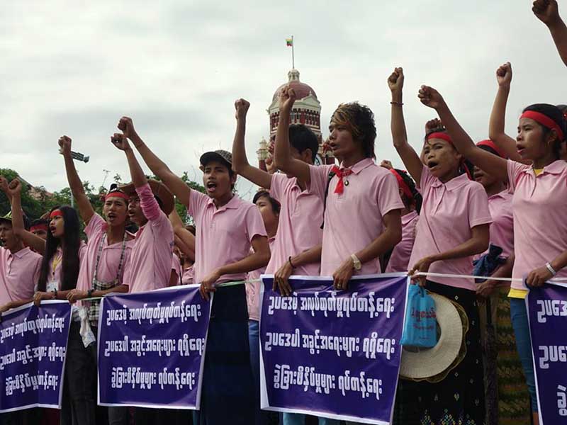 အထည္ခ်ဳပ္အလုပ္သမားမ်ား ၿမဳိ႕ေတာ္ခန္းမေရွ႕ဆႏၵျပ (ဓာတ္ပံု)