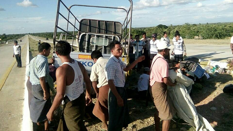ရန္ကုန္-မႏၲေလး အျမန္လမ္းမႀကီးတြင္ ထရပ္ကားတစီးတိမ္းေမွာက္၊ ၁ ဦးေသဆုံး