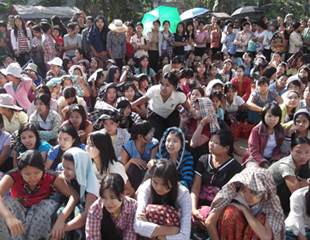 ဆနၵျပအလုပ္သမားမ်ား အလုပ္သမားေျဖ႐ွင္းေရးရံုးကို တိုင္ၾကားရန္ ျပင္ဆင္