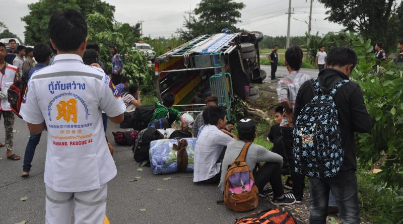 နယ္စပ္သို႔ ဖမ္းဆီးပို႔ေဆာင္ခံရသည့္ ျမန္မာမ်ား ကားေမွာက္၊ ၁၁ ဦး ဒဏ္ရာရ (႐ုပ္သံ)