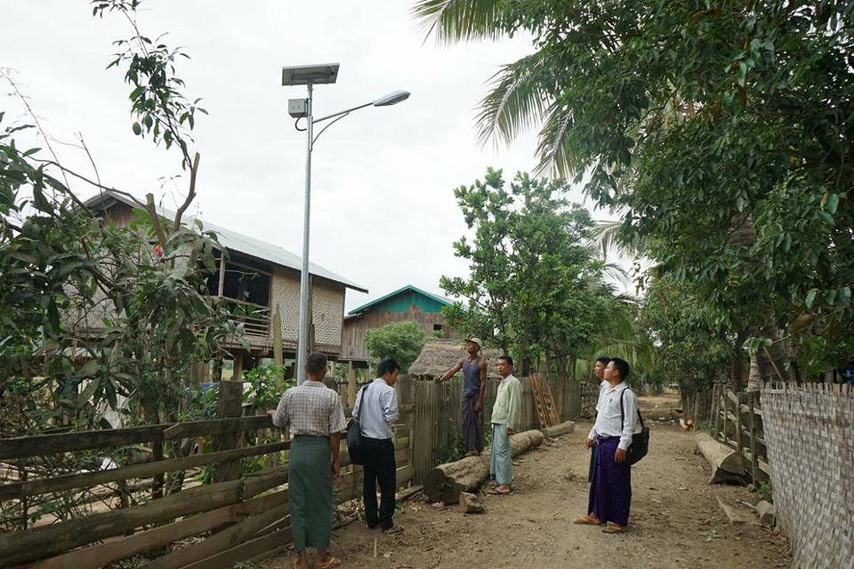 ၂၄ နာရီလွ်ပ္စစ္မီးရရွိရန္ခက္ခဲသည့္ ေက်းရြာမ်ားတြင္ ဆိုလာမီးမ်ား တပ္ဆင္ေပး