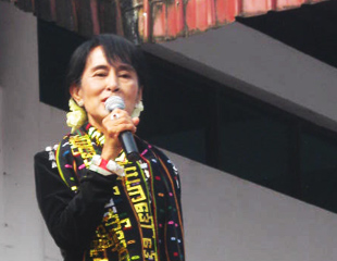 ေဒၚ​ေအာင္ဆန္း​စုၾကည္ ျမစ္ၾကီး​နား​ လူထု​ေဟာ​ေျပာပြဲ (ဓာတ္ပံု)