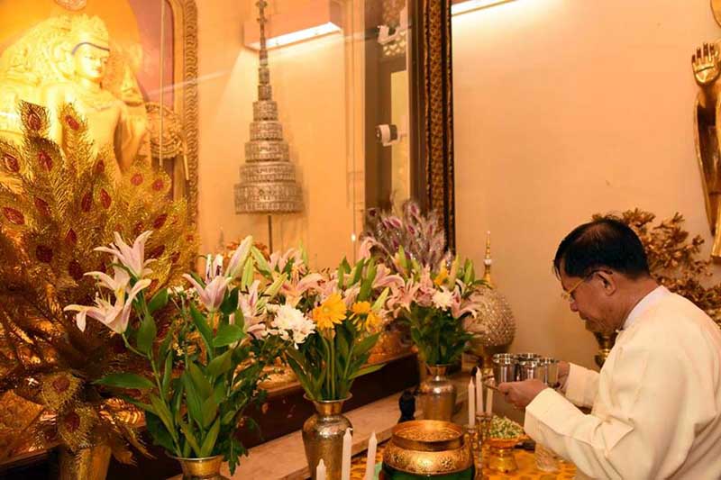 ဗိုလ္ခ်ဳပ္မႉးႀကီး မင္းေအာင္လႈိင္ မဟာေဗာဓိေစတီေတာ္ကုိ ဖူးေျမာ္ (ဓာတ္ပုံ)