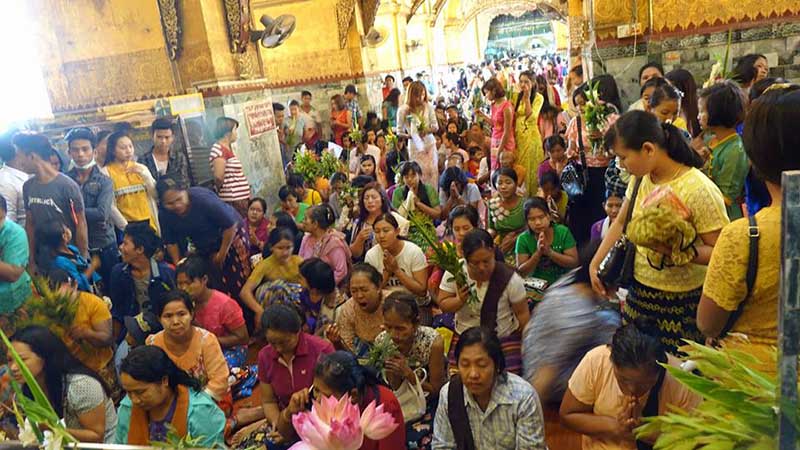 မႏၱေလးမဟာမုနိဘုရားႀကီးတြင္ ျပည္သူမ်ား သိန္းခ်ီ လာေရာက္ဖူးေျမာ္ (ဓာတ္ပုံ)
