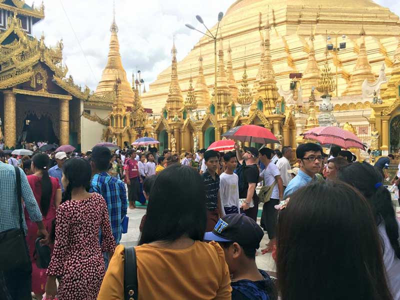 ၀ါဆုိလျပည့္ေန႔ ေရႊတိဂံုေစတီေတာ္ႀကီး ဘုရားဖူးမ်ားျဖင့္ စည္ကား (ဓာတ္ပုံ)