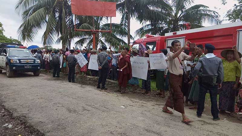 မစၥယန္ဟီးလီကို ဘူးသီးေတာင္တြင္ ဆႏၵျပ