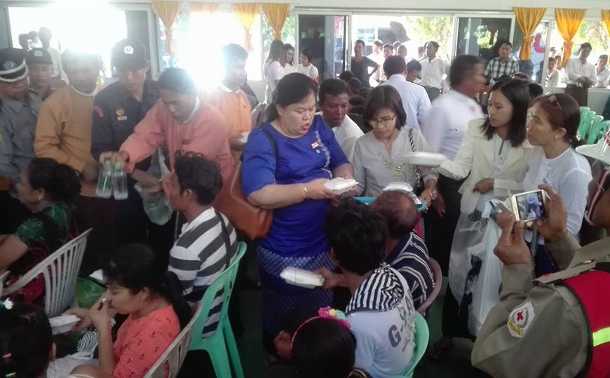 တနသၤာရီတိုင္းေဒသႀကီး ဝန္ႀကီးခ်ဳပ္ႏွင့္အဖြဲ႔ ျမန္မာအလုပ္သမားမ်ားအား ႏွစ္သိမ့္အားေပး (ဓာတ္ပုံ)