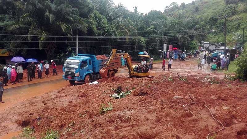 ေကာ့ေသာင္းတြင္ မိုးရြာသြန္းမႈေၾကာင့္ ေျမၿပိဳ၍ ကားလမ္းပိတ္ဆို႔မႈျဖစ္
