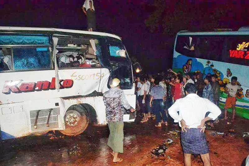 ခရီးသည္တင္ယာဥ္ႏွစ္စီး မ်က္ႏွာခ်င္းဆိုင္တိုက္၊ ၃ ဦးေသဆံုးၿပီး ၃၂ ဦး ဒဏ္ရာရရွိ