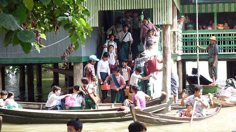 ေရႀကီးမႈေၾကာင့္ ေလွစီးလာေရာက္ပညာသင္ေနရသည့္ မတၱရာနယ္က ကေလးငယ္မ်ား(ဓာတ္ပုံ)
